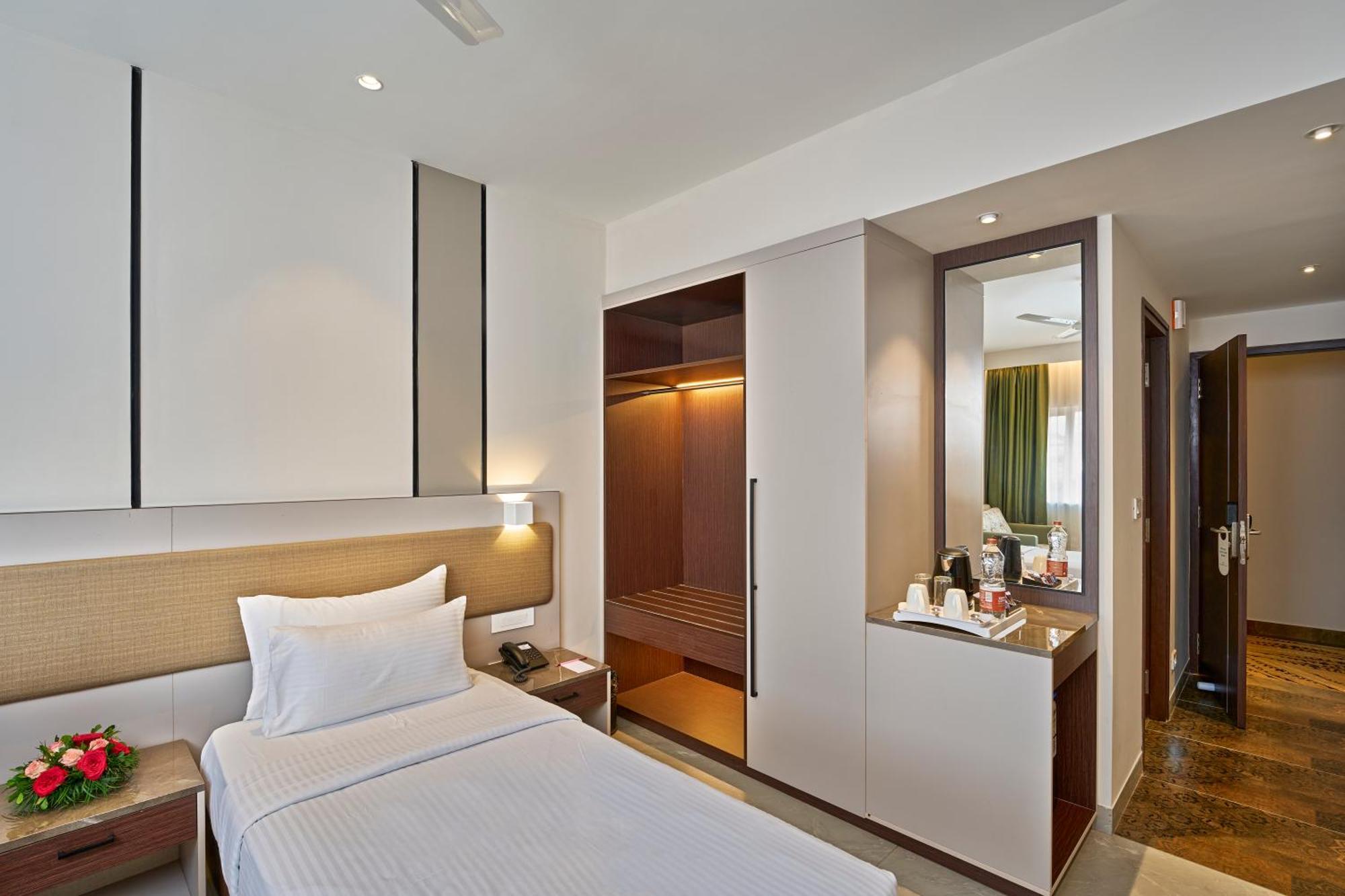 Hotel Abad Kochi Bagian luar foto